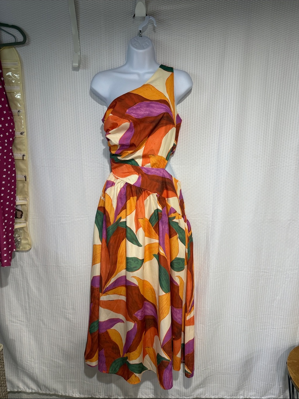 Sleeveless One-Shoulder Multicolor Leaf-Print Dress